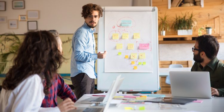 Flipchart vs. tablă interactivă: Ce soluție se potrivește afacerii tale?