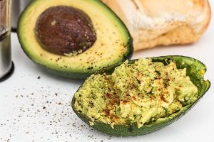cate calorii are avocado
