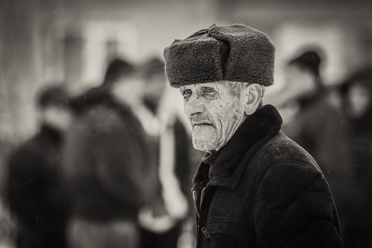 la ce varsta ies barbatii la pensie